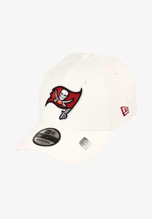 Casquette blanche avec un logo rouge des Buccaneers représentant un crâne et des os croisés. Ajustement réglable avec la marque New Era sur le côté et visière plate.