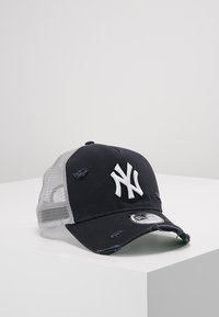 Schwarze Baseballmütze mit weißem New York-Logo, abgenutztem Stoff, grauem Netzrücken, gebogenem Schirm und verstellbarem Druckverschluss.