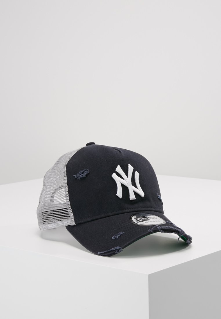 Schwarze Baseballmütze mit weißem New York-Logo, abgenutztem Stoff, grauem Netzrücken, gebogenem Schirm und verstellbarem Druckverschluss.