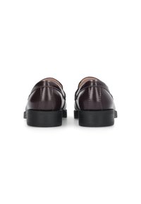 Tmavě burgundské kožené boty s lesklým povrchem, zaoblenou špičkou a nízkým černým gumovým podpatkem. Elegantní švy podél okrajů.