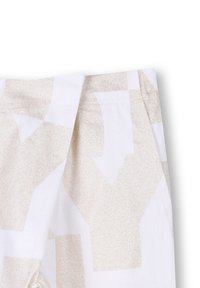 Witte stof met grote, beige, glinsterende pijlpatronen. Zachte textuur, op maat gemaakt, met plooien vlakbij de tailleband. Casual ontwerp.