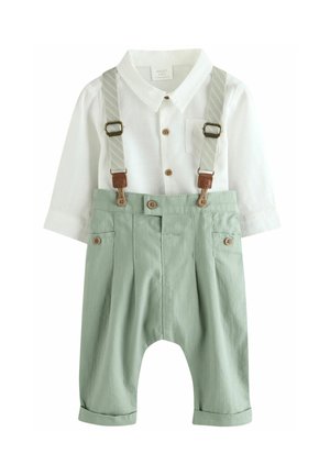 Weißes Babyhemd mit langen Ärmeln und Kragen, mit hellgrüner Hose mit geknöpften Taschen und befestigten grauen Hosenträgern.