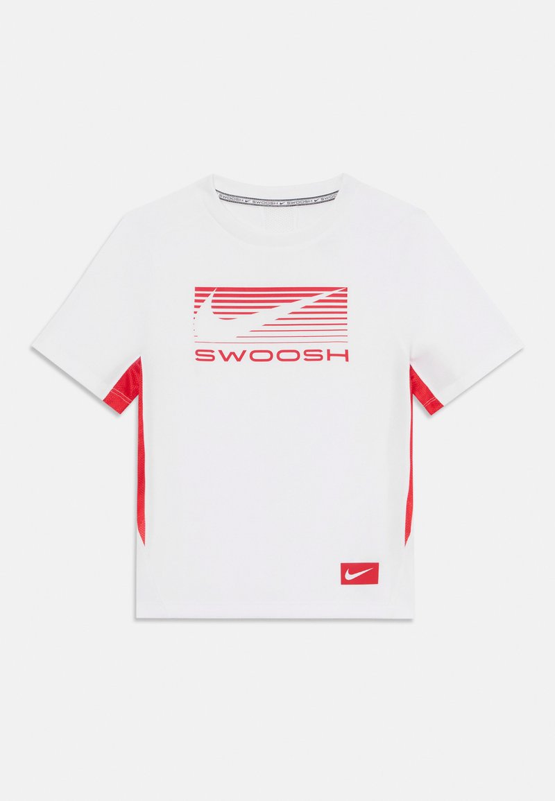 Balts īsām piedurknēm T-krekls ar sarkanām sānu daļām un sarkanu grafisko logotipu, kas uzrakstīts "SWOOSH" gar priekšpusi. Mīksta auduma, ar apaļu kakla izgriezumu.