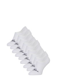 Chaussettes blanches à la cheville disposées en rangée, présentant une texture côtelée et un logo noir sur le côté. Fabriquées en matériau léger et respirant.