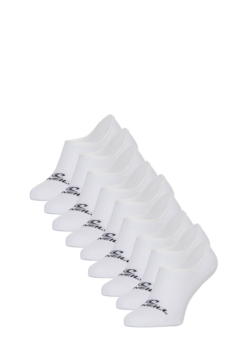 Chaussettes blanches à la cheville disposées en rangée, présentant une texture côtelée et un logo noir sur le côté. Fabriquées en matériau léger et respirant.