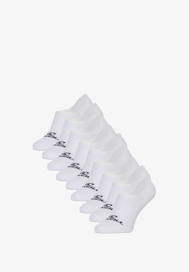 Chaussettes blanches à la cheville disposées en rangée, présentant une texture côtelée et un logo noir sur le côté. Fabriquées en matériau léger et respirant.