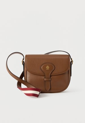 Sac messager en cuir marron avec fermeture à rabat, logo en relief, et une bandoulière amovible à rayures.