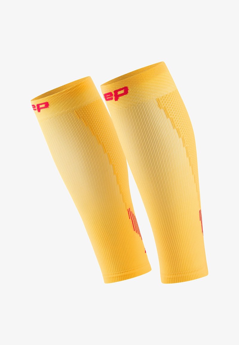 Gelbe Kompressionsärmel mit strukturiertem Design. Verfügt über rote Akzente, geripptes Material und eine enganliegende Form für einen bequemen Sitz.