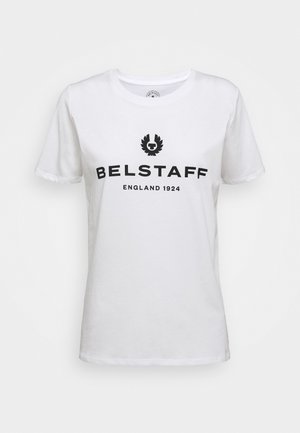Biały t-shirt z krótkim rękawem i okrągłym dekoltem z czarnym napisem "BELSTAFF", logo u góry i napisem "ENGLAND 1924" poniżej, na środku przodu.