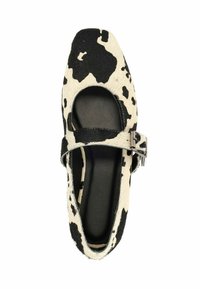 Chaussure style Mary Jane imprimé vache avec un bout carré, une bride en cuir noir avec une boucle métallique, et une tige à texture douce.