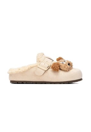 Zapatilla beige sin cordones con forro de piel suave, hebilla lateral ajustable y una cara de perro divertida con orejas en la parte delantera.