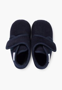 Pantofole in corduroy blu navy con una texture morbida, dotate di una fascia in Velcro per una vestibilità sicura e apertura superiore per una facile indossabilità.