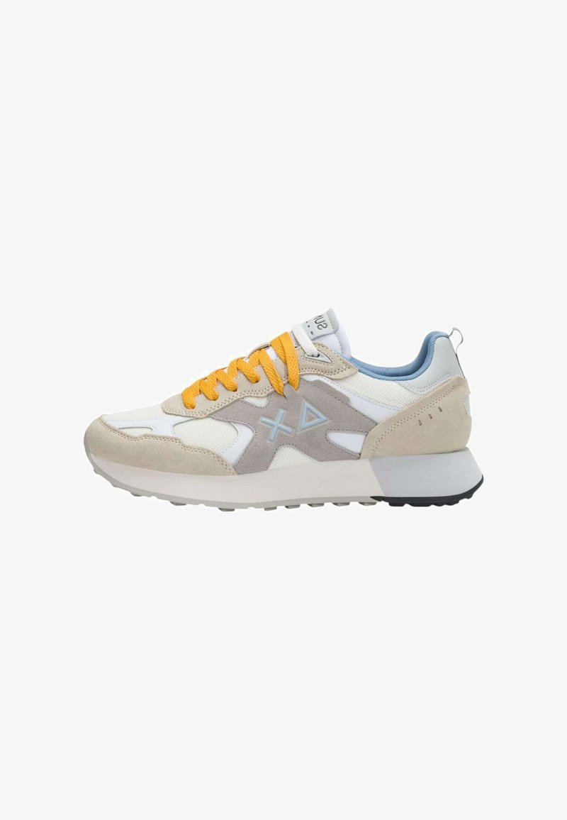 Sneaker bianco e beige con interno blu, dettagli grigi, lacci gialli e simboli "X" e triangolo sui lati.