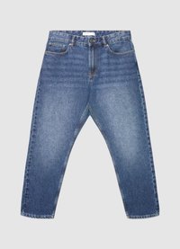 Jean en denim bleu avec une coupe décontractée, design à cinq poches et détails de couture visibles. Le tissu présente un lavage délavé pour un aspect usé.