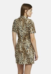 Kleid im Leopardenmuster mit kurzen Ärmeln, Kragen, taillierter Form und strukturiertem Stoff in den Farbtönen Beige, Braun und Schwarz.