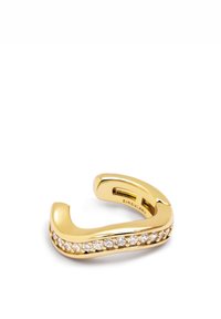 Guldtonad ring med en slät, böjd design, med en rad små klara ädelstenar som är inlagda längs en kant för extra detalj.