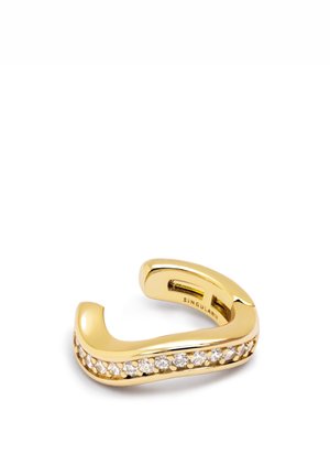 Goldfarbener Ring mit einem glatten, geschwungenen Design, das eine Reihe kleiner, klarer Edelsteine entlang einer Kante für zusätzliche Details aufweist.