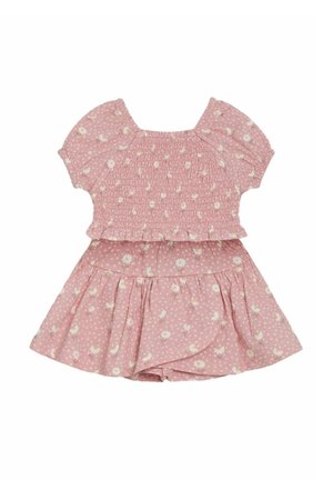 Lyserød blomster to-delt outfit bestående af en smocket top med puffede ærmer og en nederdel med flæser og hvide prikker.