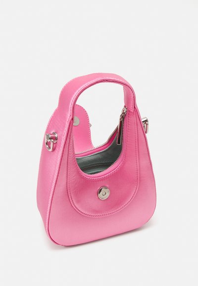 Sac à main en satin rose avec une forme arrondie, une poignée supérieure, une poche zippée et des accessoires en métal argenté. Présente une texture lisse et brillante.