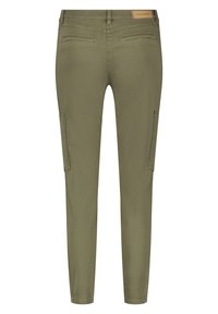 Pantalones cargo verdes oliva con un diseño ajustado, dos bolsillos traseros y bolsillos laterales con una textura suave. Ideales para el uso diario.