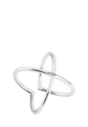 Anneau en métal argenté ouvert avec un design abstrait moderne formant des boucles superposées sur fond blanc.