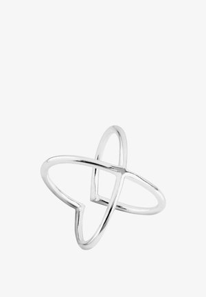 Anneau en métal argenté ouvert avec un design abstrait moderne formant des boucles superposées sur fond blanc.