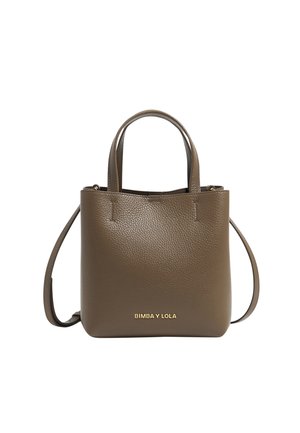 Braune, strukturierte Lederhandtasche mit zwei kurzen Griffen, einem langen Schulterriemen und "BIMBA Y LOLA" Logo in goldener Schrift auf der Vorderseite.