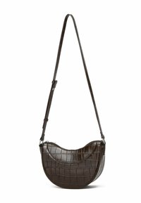Brązowa torebka na ramię z ekoskóry o zakrzywionym kształcie, z teksturowanym wzorem krokodylej skóry, regulowanym paskiem i zapięciem na zamek.