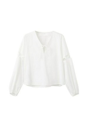 Blusa blanca de manga larga con escote en V, detalle de lazo frontal y secciones recortadas en las mangas, con puños elásticos.
