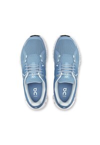Scarpe atletiche blu con tomaia in rete, dettagli bianchi e suola ammortizzata. Presentano lacci elastici e un logo sulla linguetta.