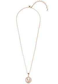 Collana in oro rosa con un pendente circolare caratterizzato da un design dettagliato e un bordo di cristalli trasparenti, attaccata con una sottile catena.