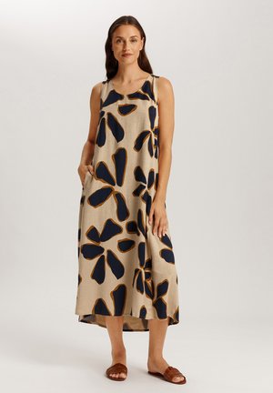 Beige ärmelloses Kleid mit großem marineblauem Blumendruck und braunem Rand; verfügt über seitliche Taschen und ist fließend, knielang.