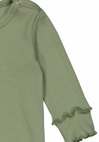 Top a maniche lunghe verde oliva a costine con scollatura rotonda e decorazioni a volant sui polsini. Include chiusure a pressione sulla spalla.