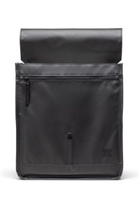 Mochila negra con cierre superior tipo roll-top, fabricada con material duradero, que cuenta con un bolsillo frontal con cremallera y un cierre a presión. Diseño limpio con una marca mínima.