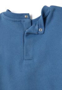 Sudadera azul de punto suave, con cuello acanalado y cierre de botones a presión en el cuello para facilitar su uso.