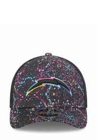 Casquette noire avec un motif de taches de peinture colorées. Présente un logo d'éclair brodé en bleu, jaune et noir. Design à visière plate.