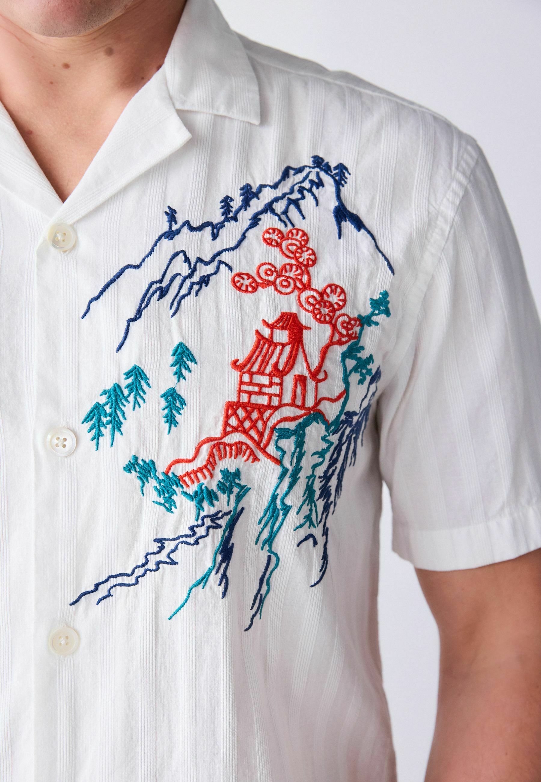 Next REGULAR FIT - TEXTURED EMBROIDERED JAPANESE PRINT SHORT