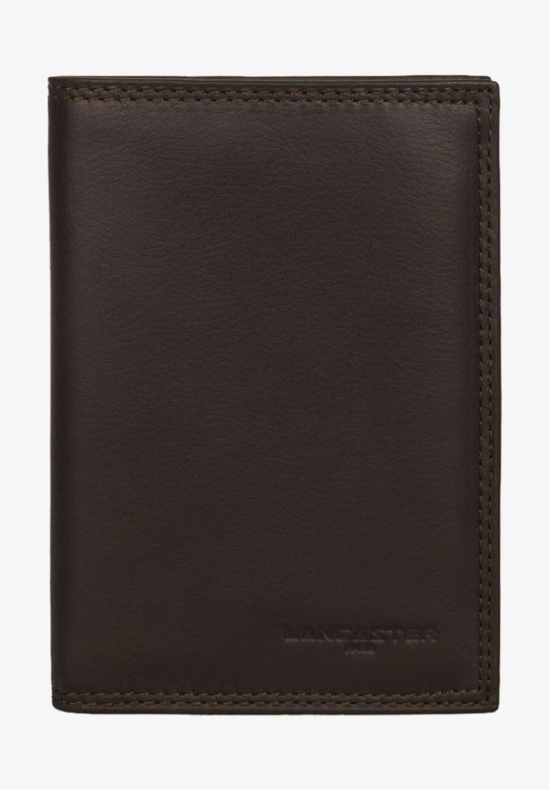 Portafoglio in cuoio marrone con una texture liscia, dotato di bordi cuciti e nome del marchio impresso in basso, forma rettangolare.