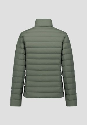 Chaqueta acolchada en verde oliva, con un cuello alto y costuras horizontales. La tela tiene una textura suave y una silueta ajustada.