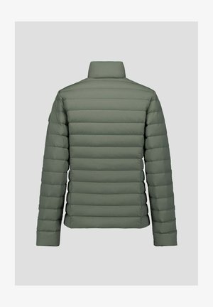 Chaqueta acolchada en verde oliva, con un cuello alto y costuras horizontales. La tela tiene una textura suave y una silueta ajustada.