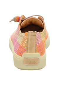 Geflochtene Sneaker mit pinkem, orangefarbenem und gelbem Karomuster; hellbrauner Wildlederabsatz und -details; weiße Gummisohle.