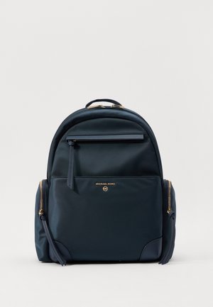 Zwarte Michael Kors rugzak met voor- en zijritsvakken, bovenhandgreep en gouden logo op het voorvak.