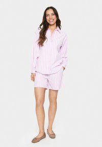 Set di pigiama rosa chiaro con sottili strisce verticali, composto da una camicia con bottoni e pantaloni corti coordinati. Tessuto morbido con una vestibilità comoda.
