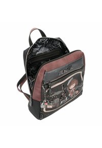 Zaino in faux leather nero e bordeaux; presenta un colorato design parigino, scomparti con zip e un charm decorativo attaccato.