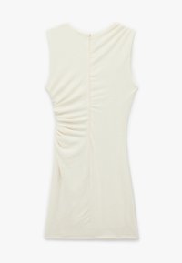 Robe sans manches de couleur crème avec des détails froncés sur un côté et une fermeture à glissière dissimulée au dos. Texture lisse et design ajusté.