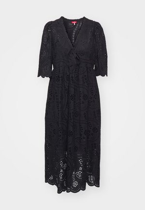 Schwarzes Kleid aus besticktem Stoff, mit V-Ausschnitt, kurzen puffärmel und einem ausgestellten Rock mit gewelltem Saum.