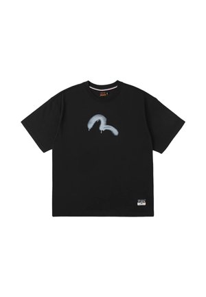T-shirt nera a maniche corte con un motivo a pennellate gocciolanti azzurro chiaro sul petto e una piccola etichetta del marchio vicino all'orlo.