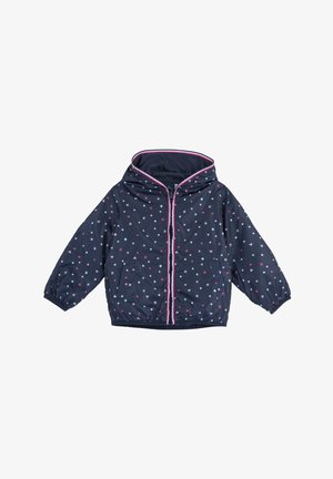Chaqueta azul marino con capucha incorporada, que presenta un patrón de estrellas y corazones en rosa y azul claro. Incluye puños elásticos y un ribete rosa.
