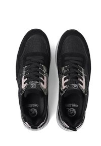 Sneaker neri con tomaia testurizzata, caratterizzati da un accento a motivo, lacci neri e un logo rosa a contrasto sul lato.
