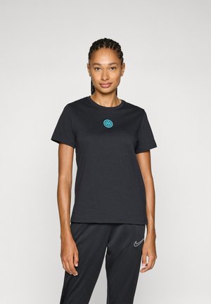 T-shirt negru din bumbac, cu guler rotund și mâneci scurte, având un logo circular turcoaz pe piept.